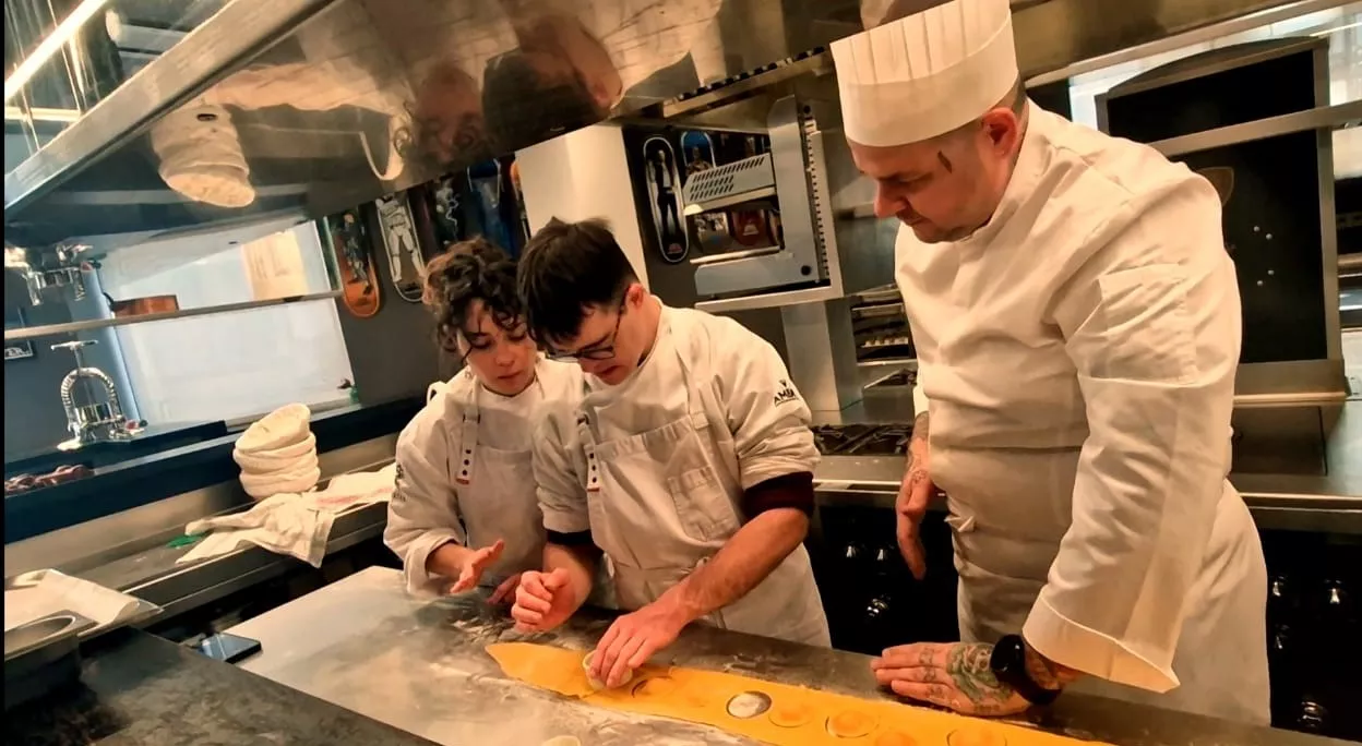 Tonino Valiente, enseñando el oficio a jóvenes con Síndrome de Down de Huesca. Foto Myriam Martínez