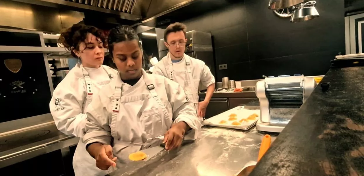 Tonino Valiente, enseñando el oficio a jóvenes con Síndrome de Down de Huesca. Foto Myriam Martínez