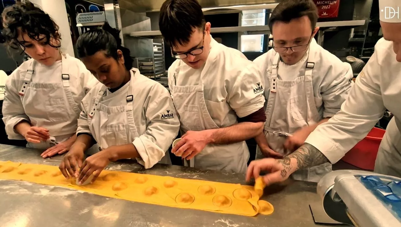 Tonino Valiente, enseñando el oficio a jóvenes con Síndrome de Down de Huesca. Foto Myriam Martínez