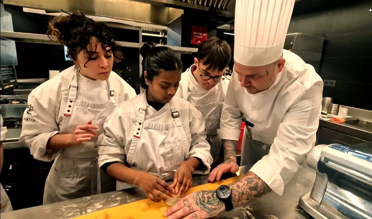 Tonino Valiente, enseñando el oficio a jóvenes con Síndrome de Down de Huesca. Foto Myriam Martínez