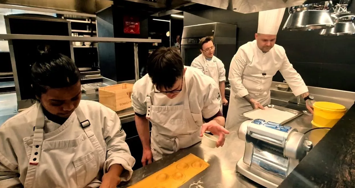 Tonino Valiente, enseñando el oficio a jóvenes con Síndrome de Down de Huesca. Foto Myriam Martínez