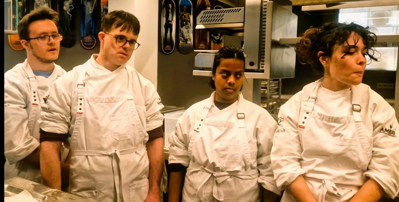 Tonino Valiente, enseñando el oficio a jóvenes con Síndrome de Down de Huesca. Foto Myriam Martínez