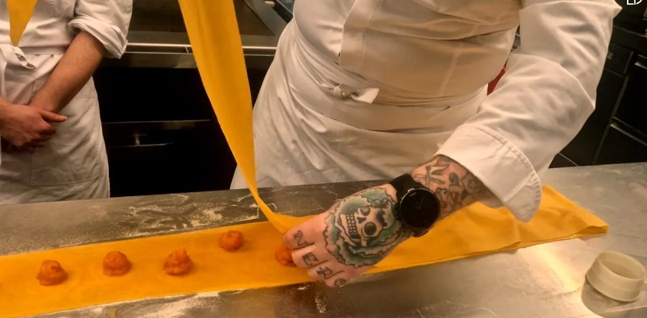 Tonino Valiente, enseñando el oficio a jóvenes con Síndrome de Down de Huesca. Foto Myriam Martínez