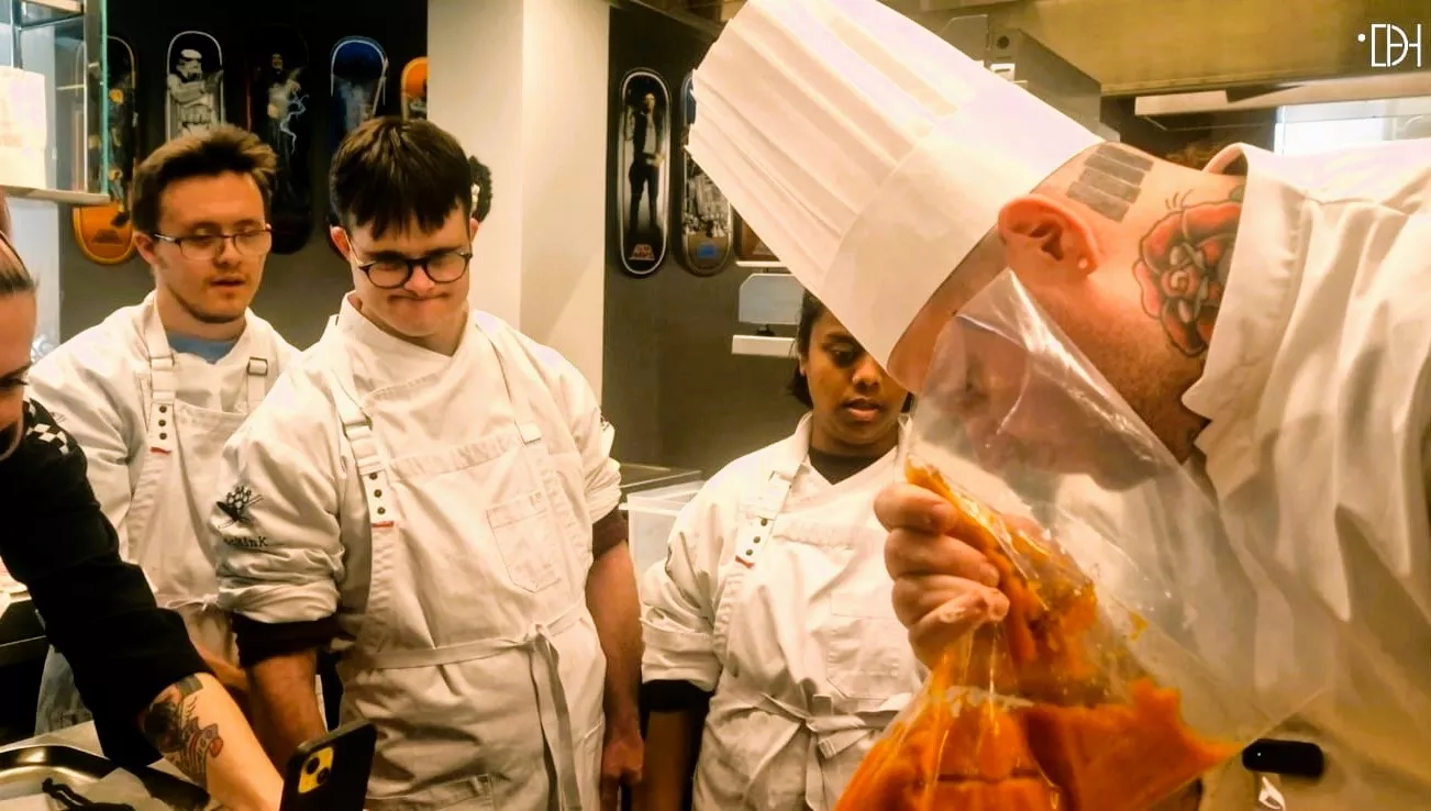Tonino Valiente, enseñando el oficio a jóvenes con Síndrome de Down de Huesca. Foto Myriam Martínez