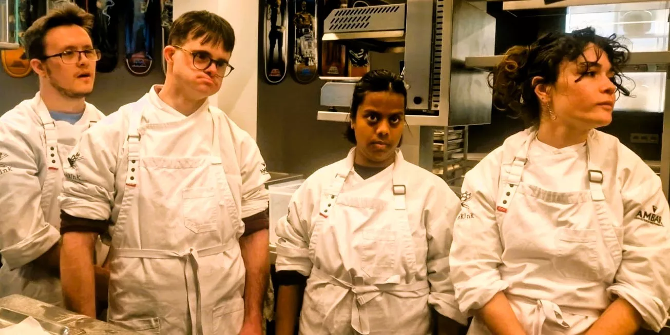 Tonino Valiente, enseñando el oficio a jóvenes con Síndrome de Down de Huesca. Foto Myriam Martínez