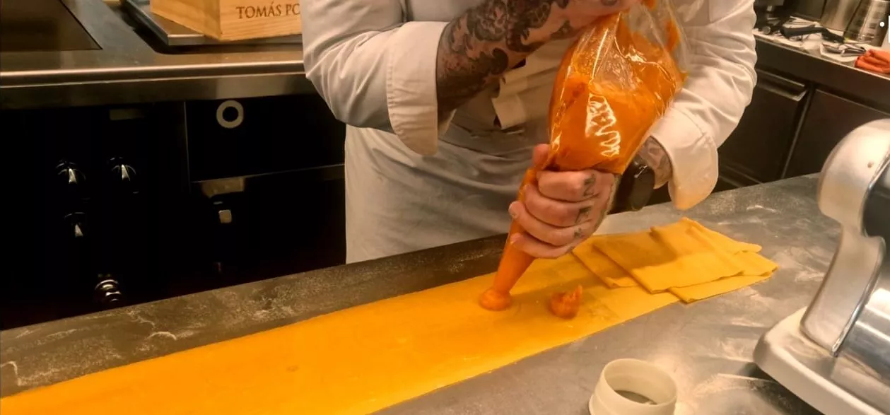 Tonino Valiente, enseñando el oficio a jóvenes con Síndrome de Down de Huesca. Foto Myriam Martínez