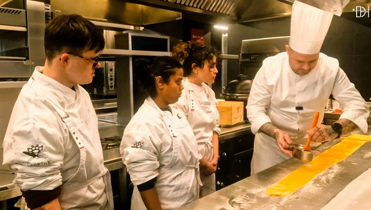 El chef Tonino Valiente, enseñando el oficio a jóvenes con Síndrome de Down de Huesca. Foto Myriam Martínez El chef Tonino Valiente, enseñando el oficio a jóvenes con Síndrome de Down de Huesca. Foto Myriam Martínez