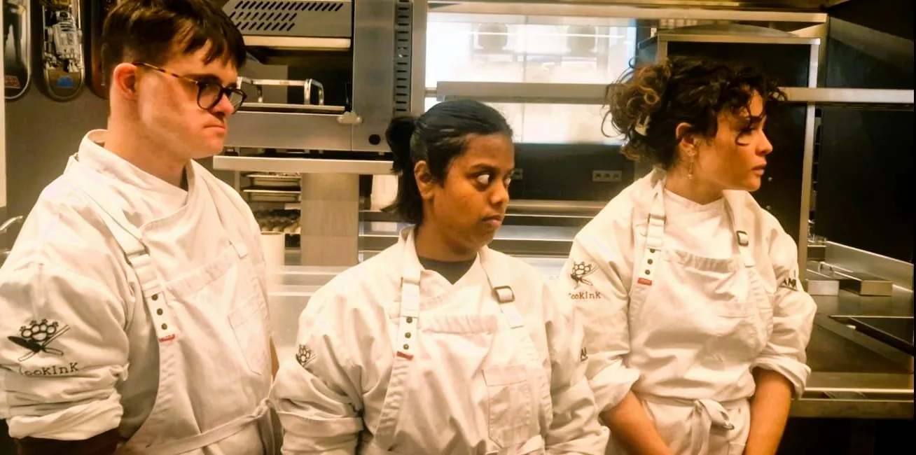 Tonino Valiente, enseñando el oficio a jóvenes con Síndrome de Down de Huesca. Foto Myriam Martínez