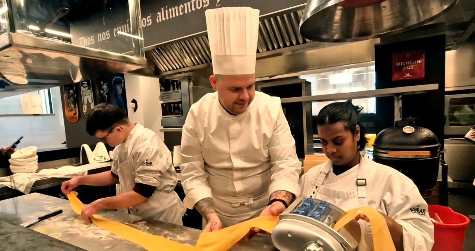 Tonino Valiente, enseñando el oficio a jóvenes con Síndrome de Down de Huesca. Foto Myriam Martínez