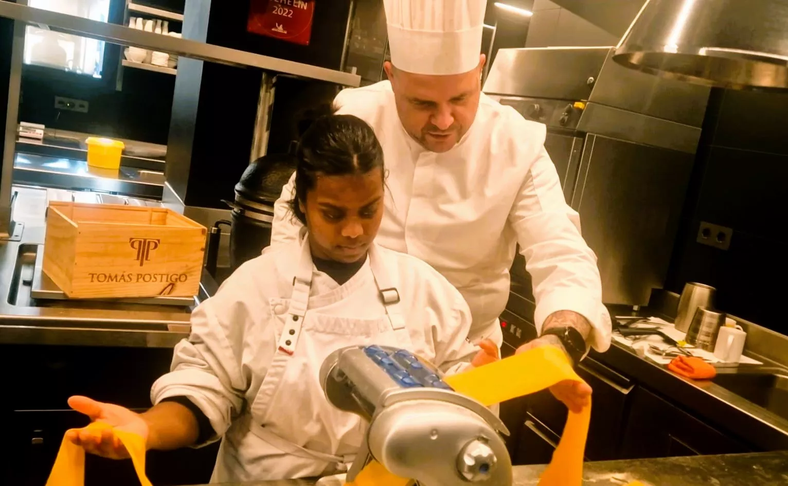 Tonino Valiente, enseñando el oficio a jóvenes con Síndrome de Down de Huesca. Foto Myriam Martínez