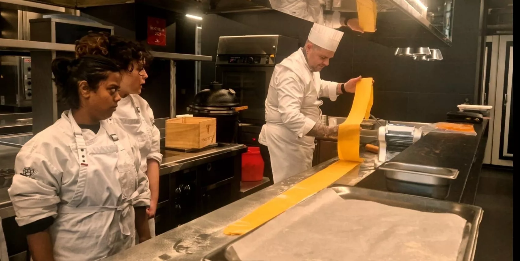 Tonino Valiente, enseñando el oficio a jóvenes con Síndrome de Down de Huesca. Foto Myriam Martínez