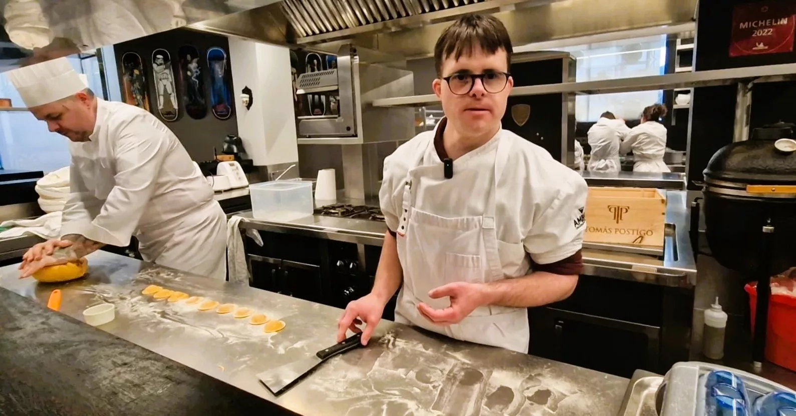 Tonino Valiente, enseñando el oficio a jóvenes con Síndrome de Down de Huesca. Foto Myriam Martínez