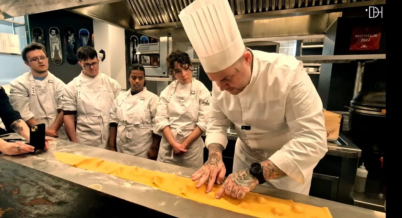 Tonino Valiente, enseñando el oficio a jóvenes con Síndrome de Down de Huesca. Foto Myriam Martínez