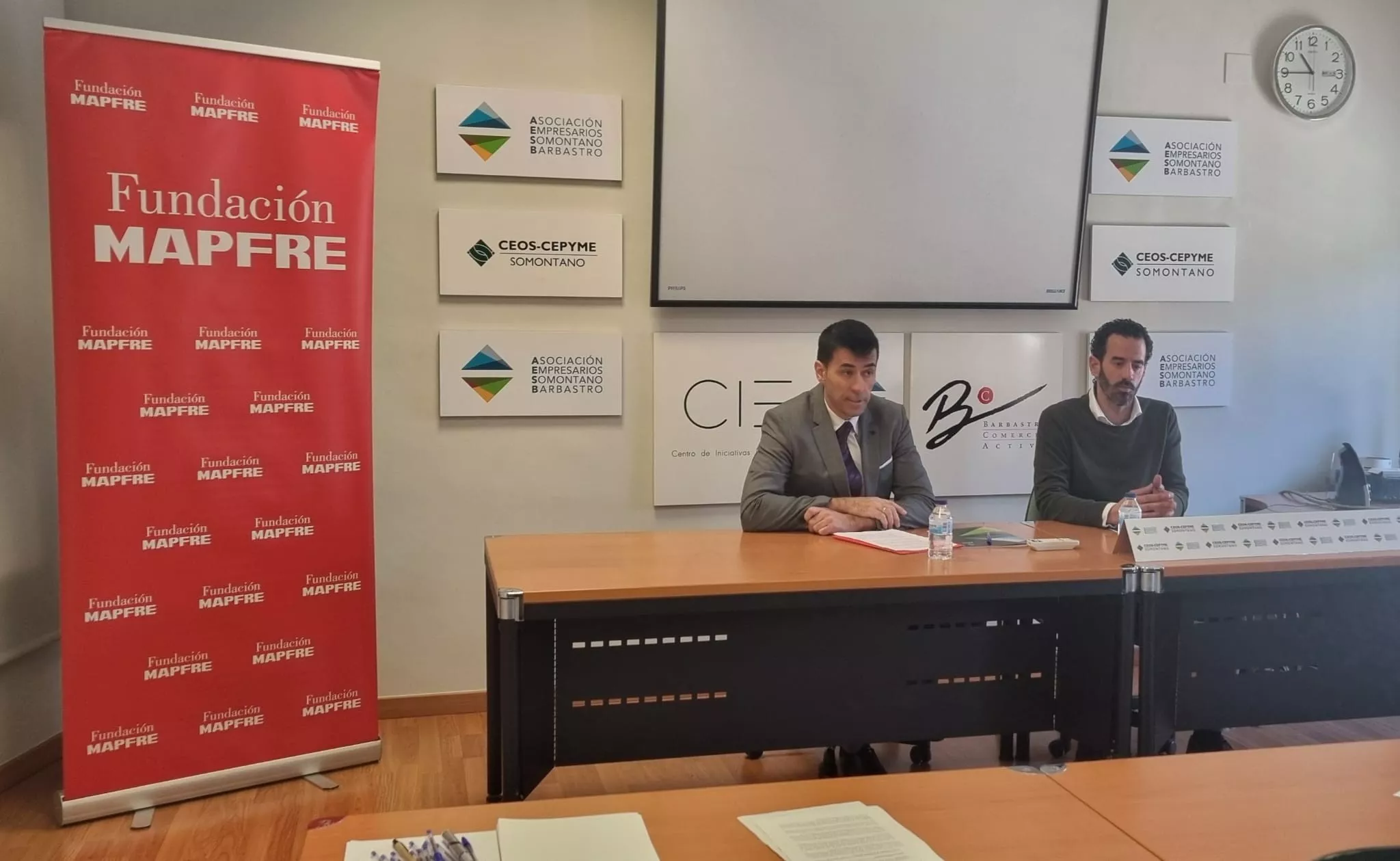 Javier Ruiz y Alberto Serrano, en la firma del convenio de Accedemos de Mapfre y AESB