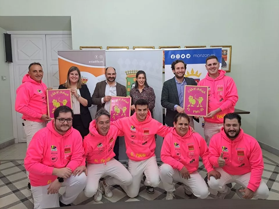 Los alcaldes de Barbastro, Monzón y Estadilla, con la Charanga El Pincho