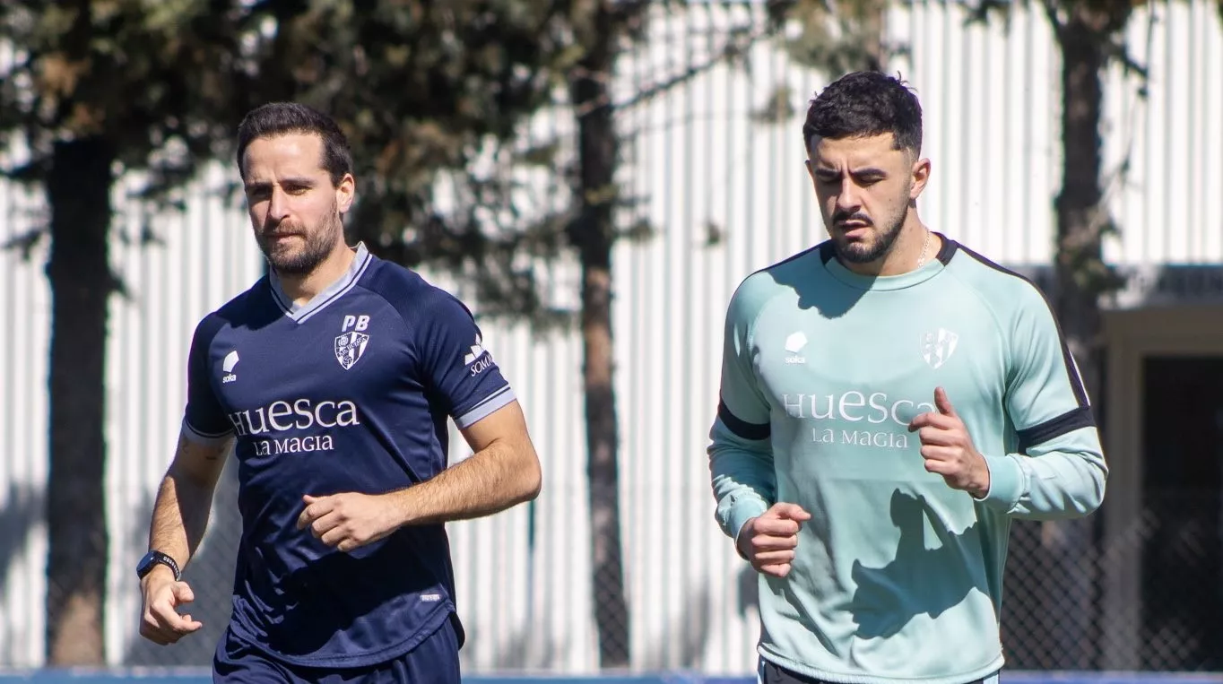 Pedro Barrio y Rubén Pulido trotan sobre el césped de la BAF.