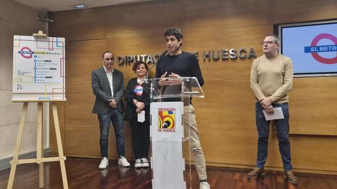 Luis costa, explicando la programación. Foto Myriam Martínez