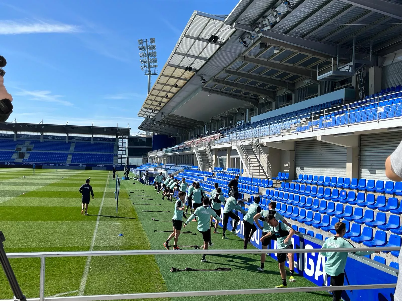 Los jugadores del Huesca se ejercitan este miércoles sobre el césped de El Alcoraz. Foto: Adrián Mora
