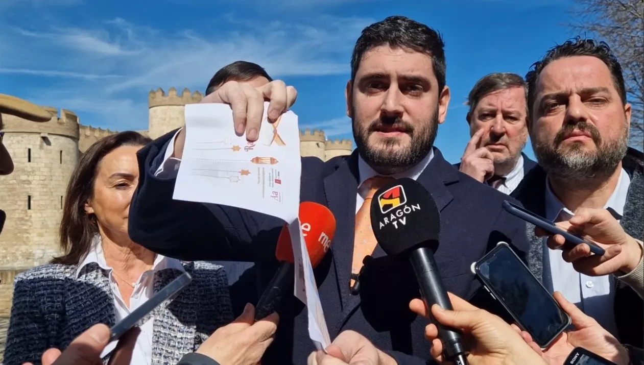 Alejandro Nolasco rompe el folleto del ramadán del Ayuntamiento de Huesca.