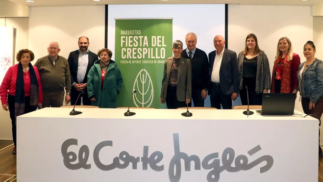 Los representantes barbastrenses con miembros de la Academia Aragonesa de Gastronomía