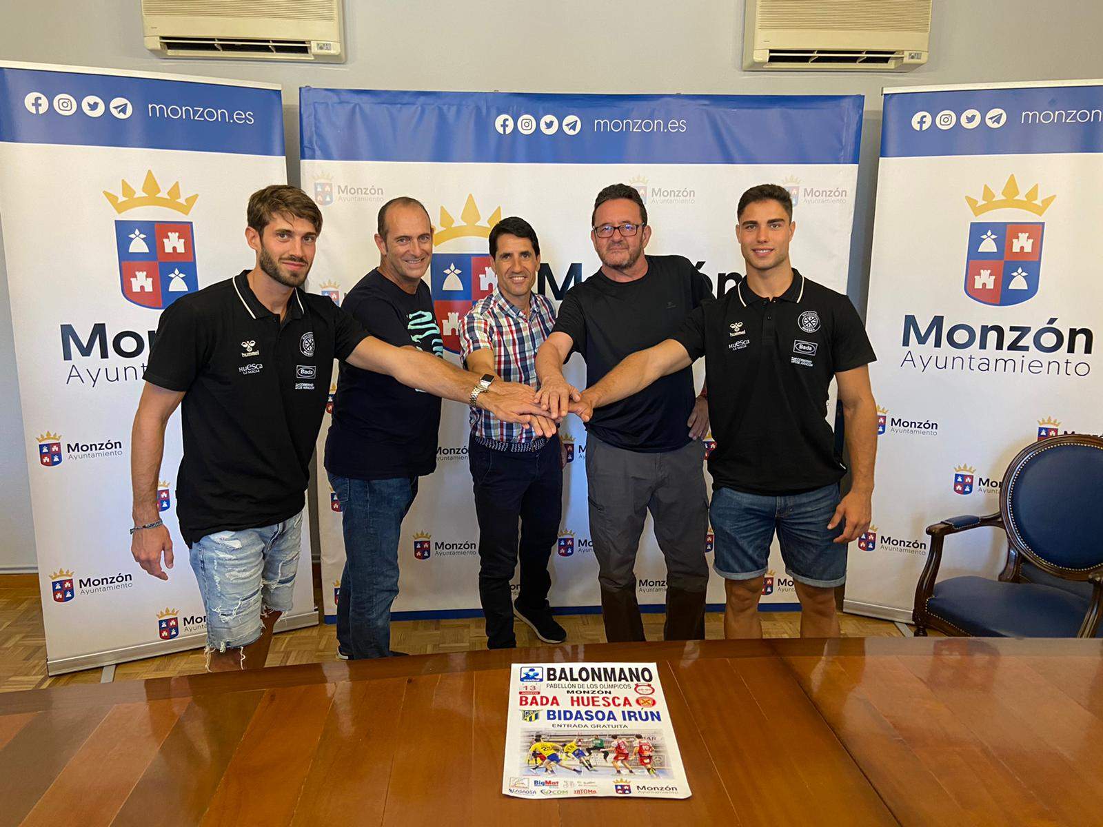 Bada Huesca presenta en Monzón el partido de pretemporada que disputará el 13 de agosto ante Bidasoa.