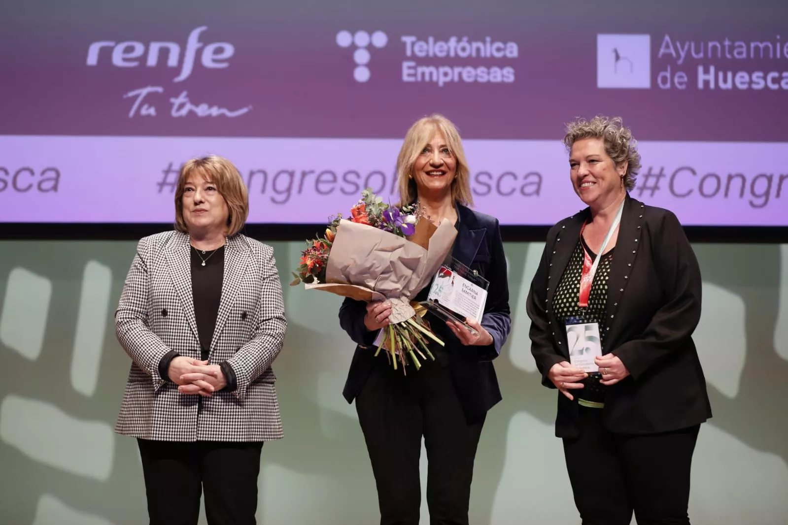 Tomasa Hernández, Encarna Samitier e Isabel Poncela con el premio Porquet en el Congreso de Periodismo 