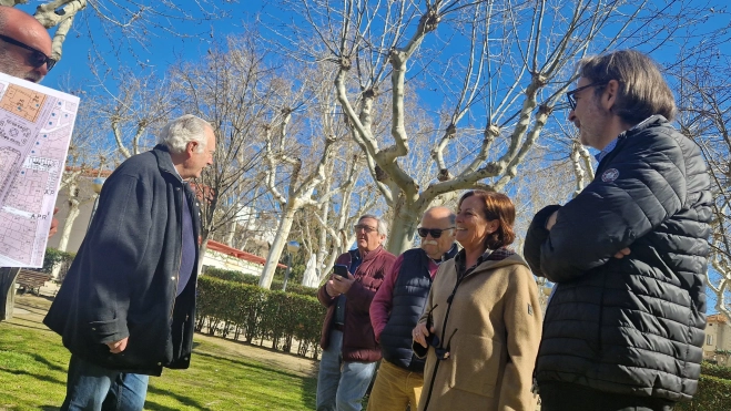 Javier Sauras explica a Teruca Moreno e Iván Rodríguez detalles de su escultura. Foto Myriam Martínez