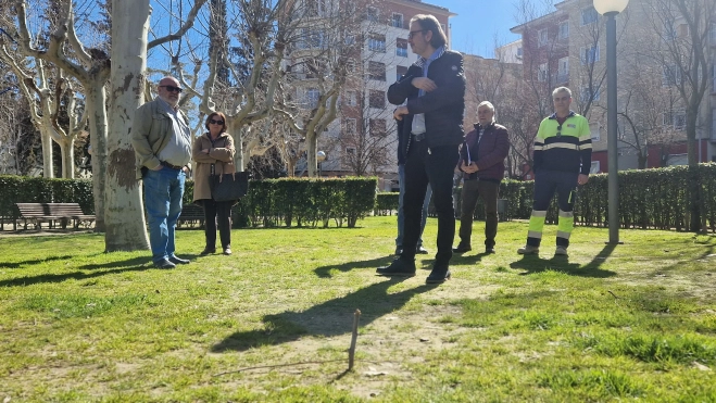 El palo marca la ubicacióne exacta de la escultura homenaje a Orwell. Foto Myriam Martínez