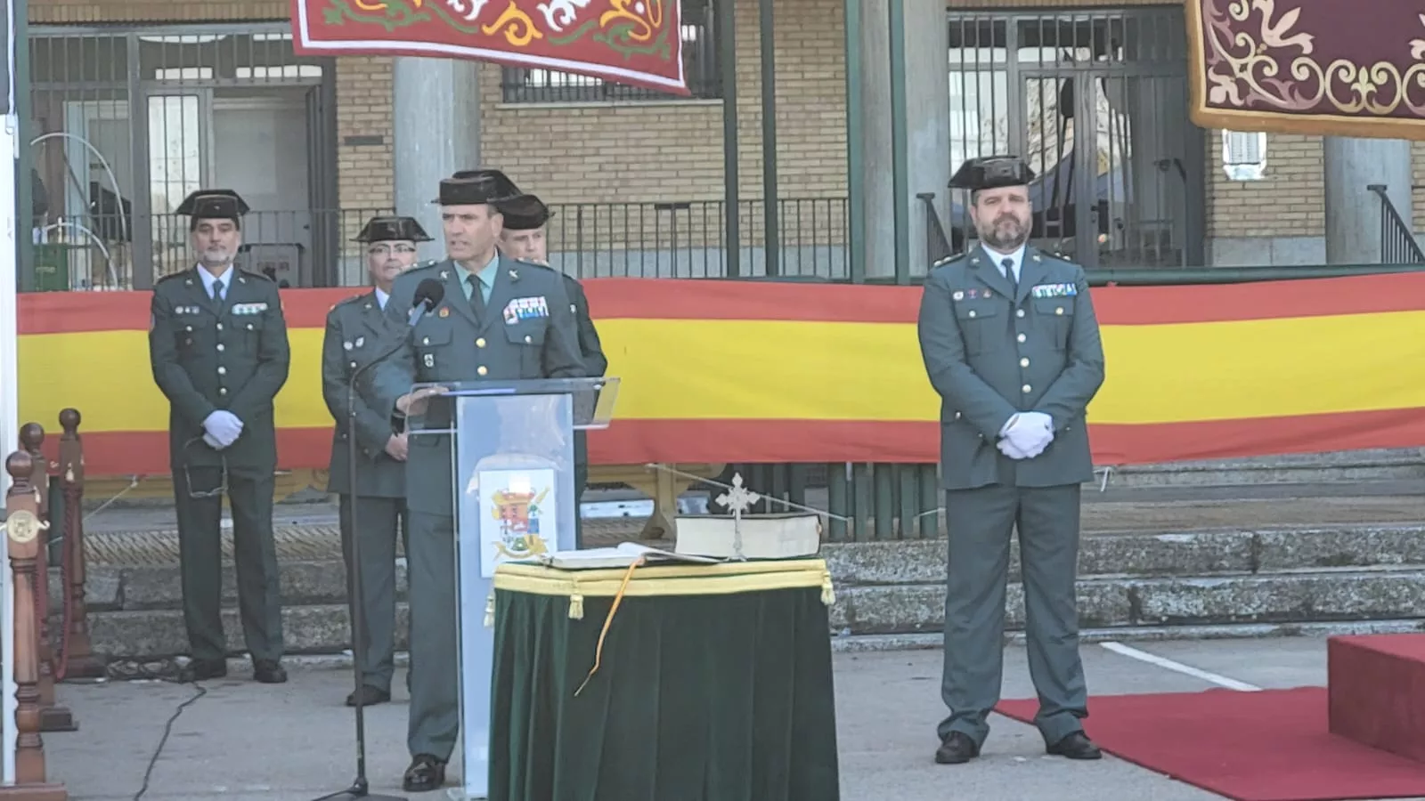 Toma de posesión del teniente coronel Cordobés Lucena en Huesca