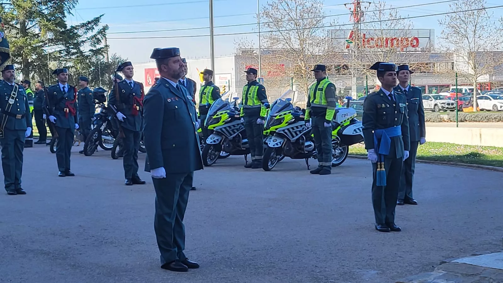 Toma de posesión del teniente coronel Cordobés Lucena en Huesca