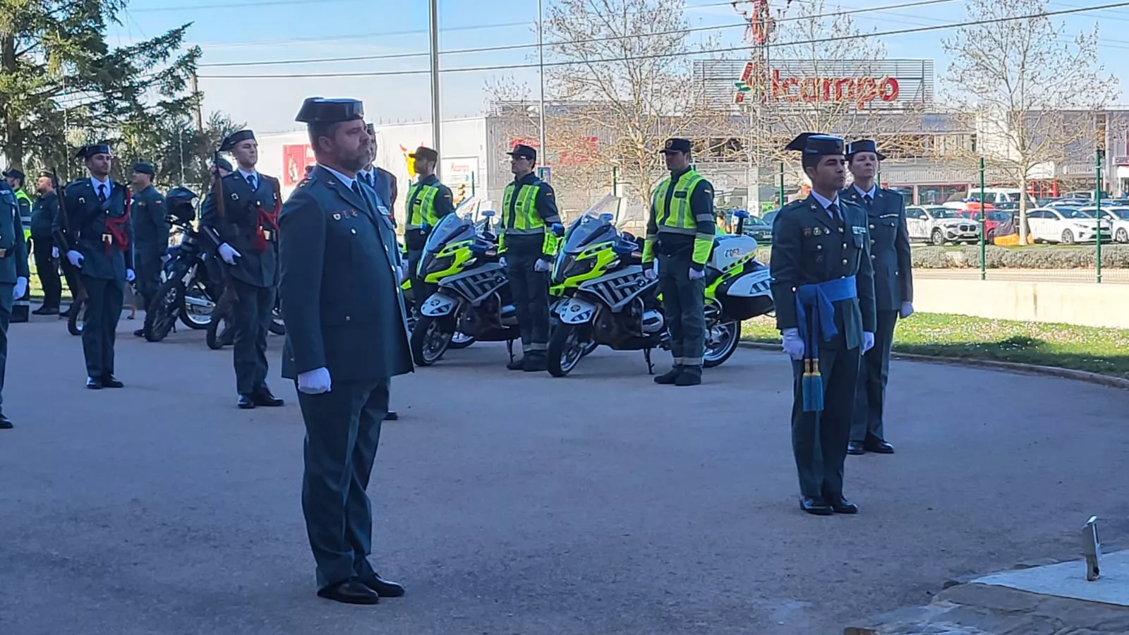 Toma de posesión del teniente coronel Cordobés Lucena en Huesca