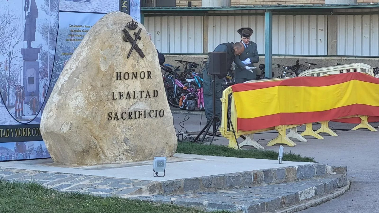 Toma de posesión del teniente coronel Cordobés Lucena en Huesca