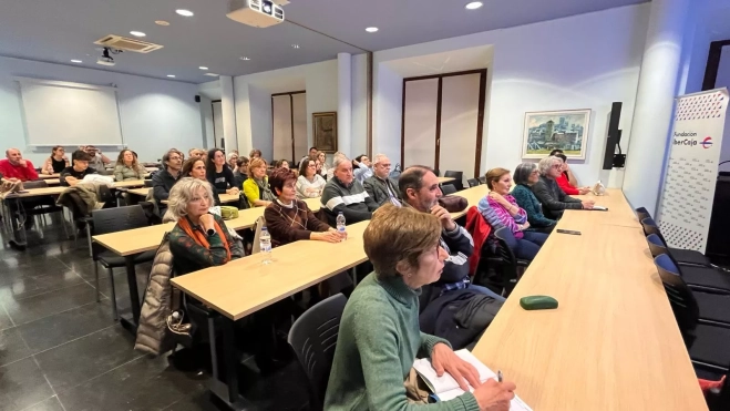 Asistentes a la charla de José María Sorando en Centro Ibercaja Huesca.