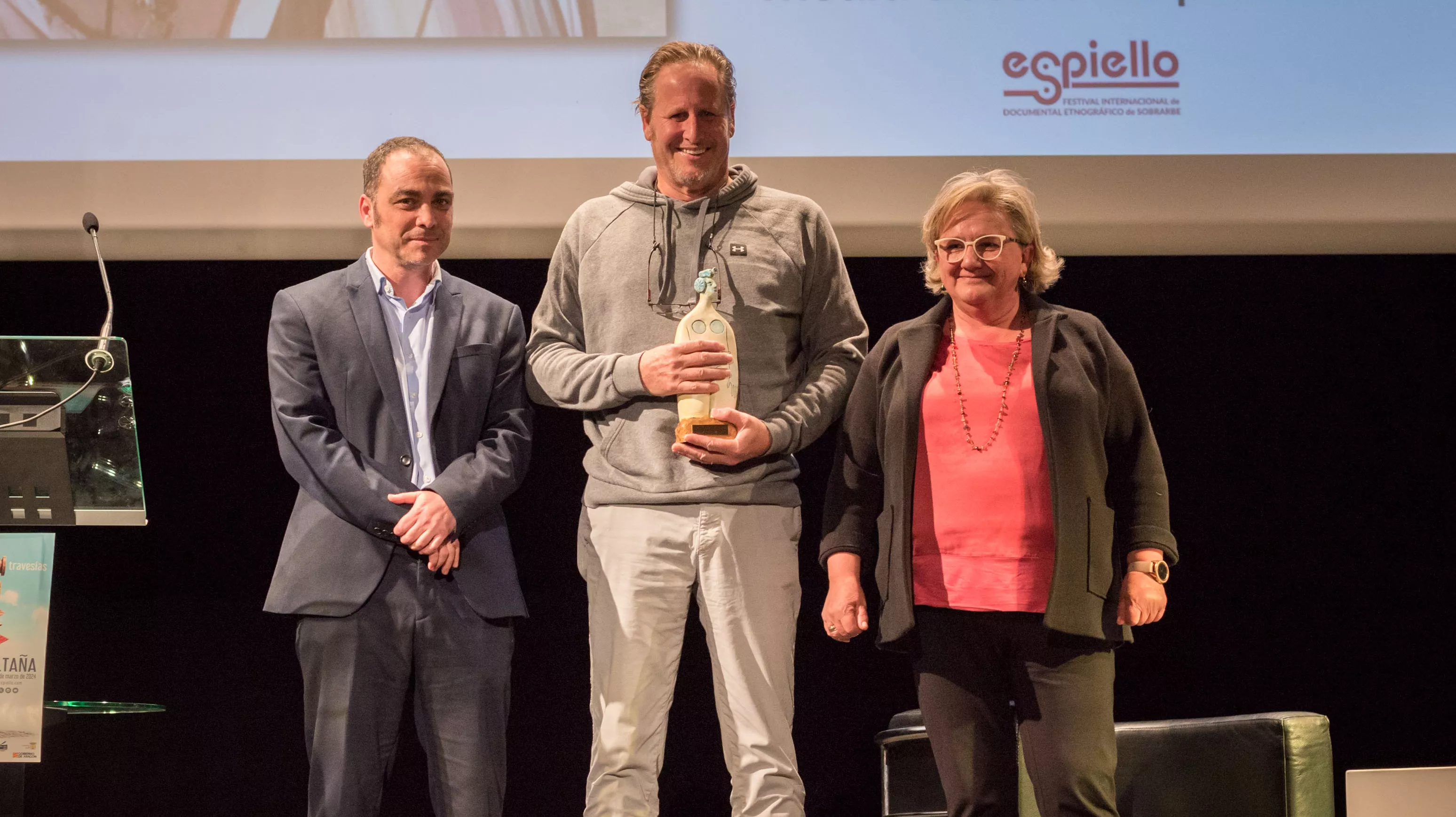 Gerardo Olivares en el centro con la distinción, entre Carlos Sampériz y Carmen Muro.