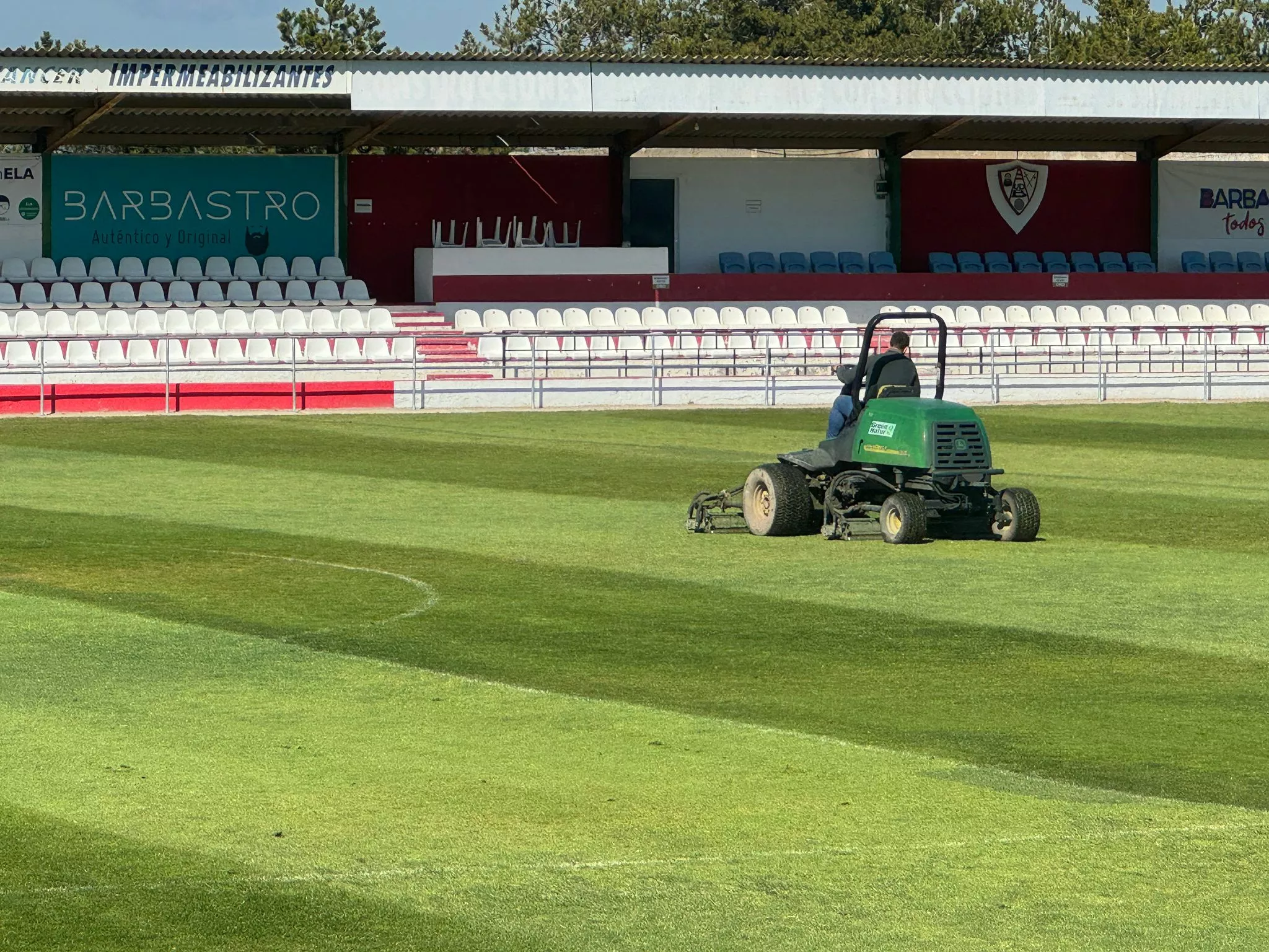 Trabajos en el césped natural de El Municipal de Barbastro antes del partido ante el San Juan.