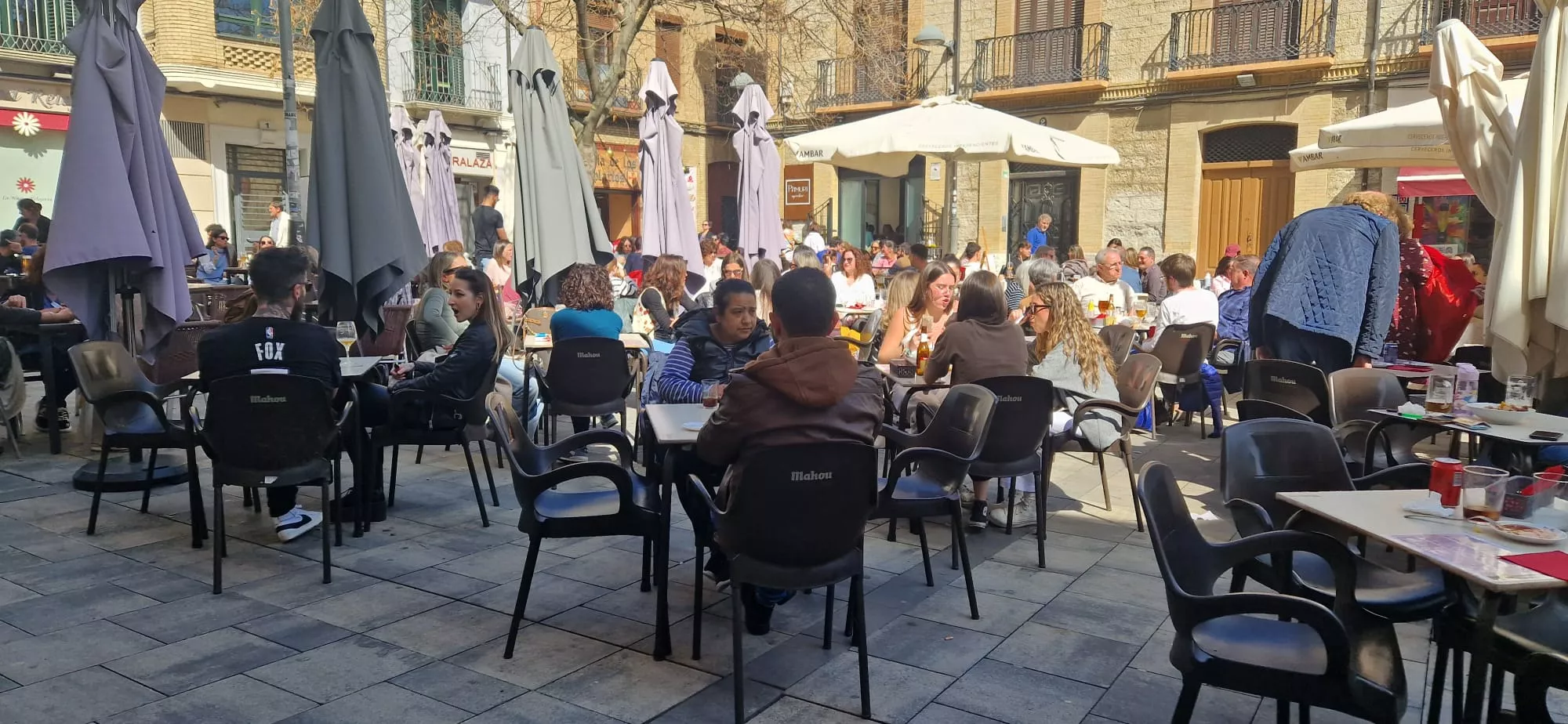 Las terrazas de Huesca, a tope este sábado. Foto Myriam Martínez