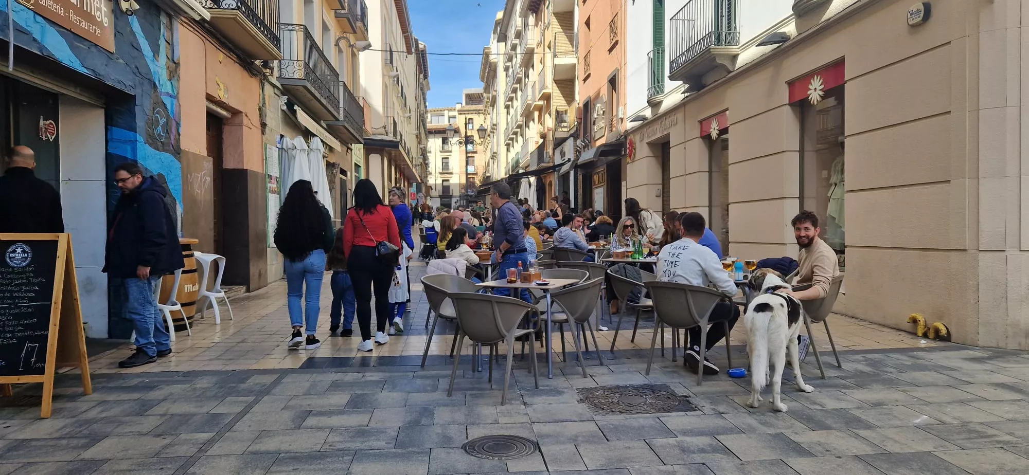 Las terrazas de Huesca, a tope este sábado. Foto Myriam Martínez