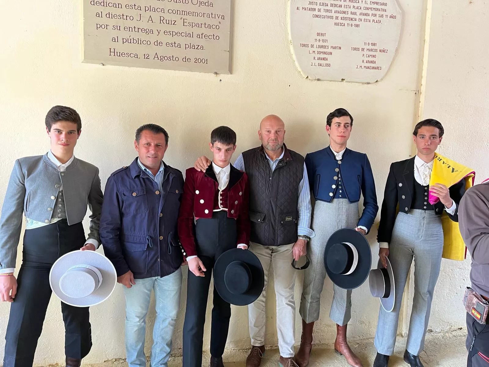 Novilleros de la ET Oscense junto a El Molinero y Pablo Ciprés. Foto: A. Mora