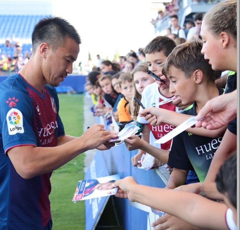 Shinji Okazaki, delantero centro de la Sociedad Deportiva Huesca durante dos temporadas, en el día de su presentación. El jugador japonés estaría encantado de colgar las botas de su carrera en el fútbol aquí.