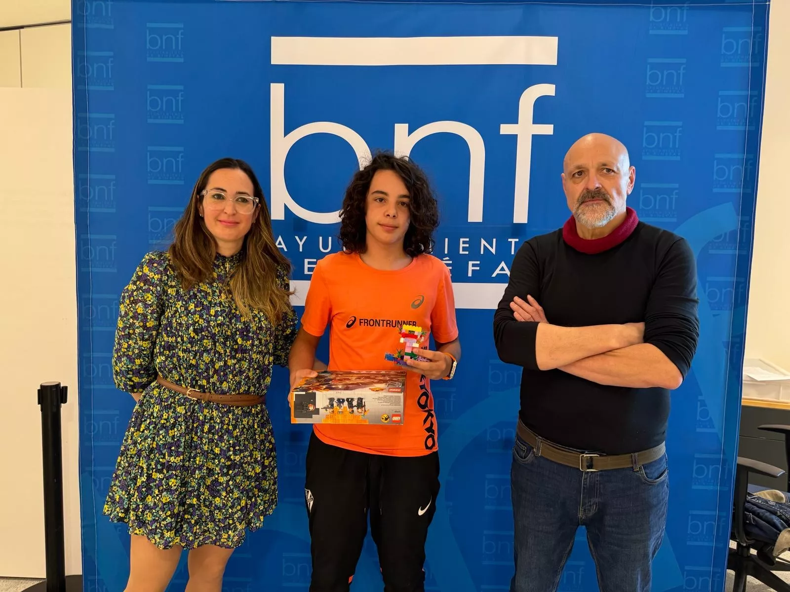 Beatriz Oliván, Iker Cremades y Rafael, de Iberbrick, con uno de los premios