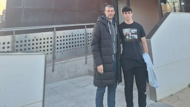 Rubén Cruz con su entrenador, David Rubio, en León. Rubén Cruz con su entrenador, David Rubio, en León.