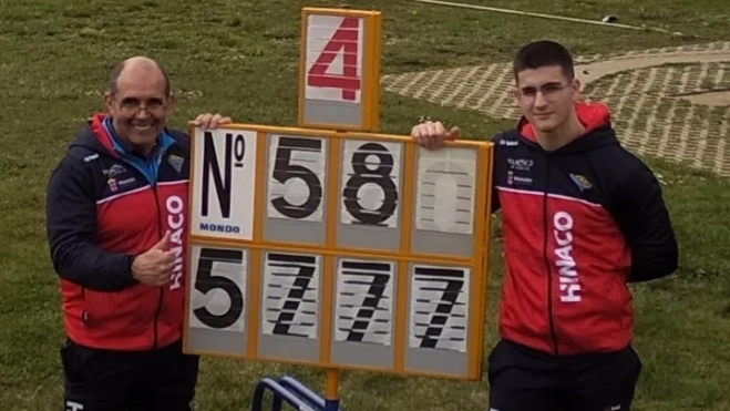 Javier Prieto con su entrenador, Jimy Villacampa, en León Javier Prieto con su entrenador, Jimy Villacampa, en León