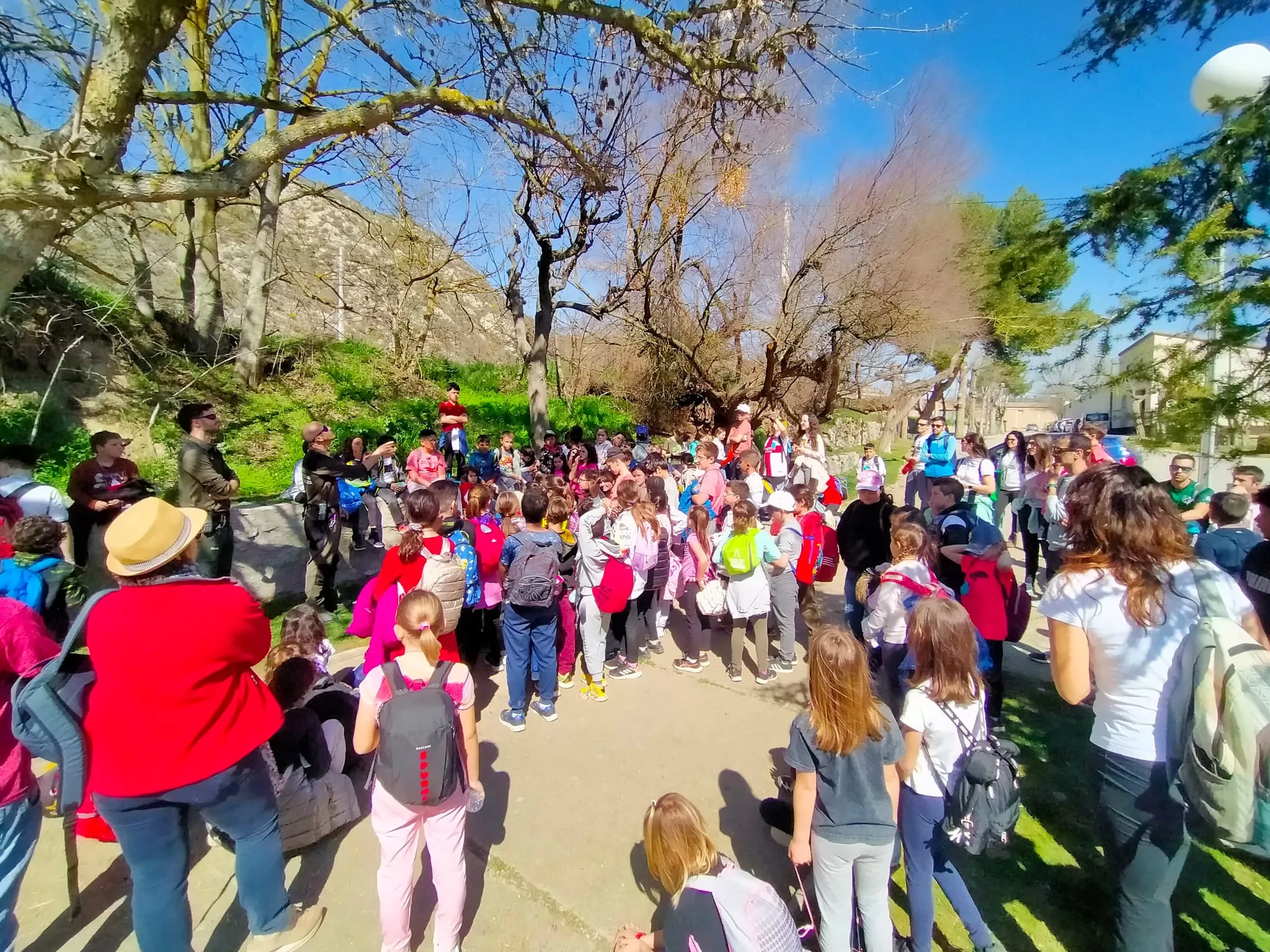 Escolares del CRA El Trébol en San Esteban de Litera
