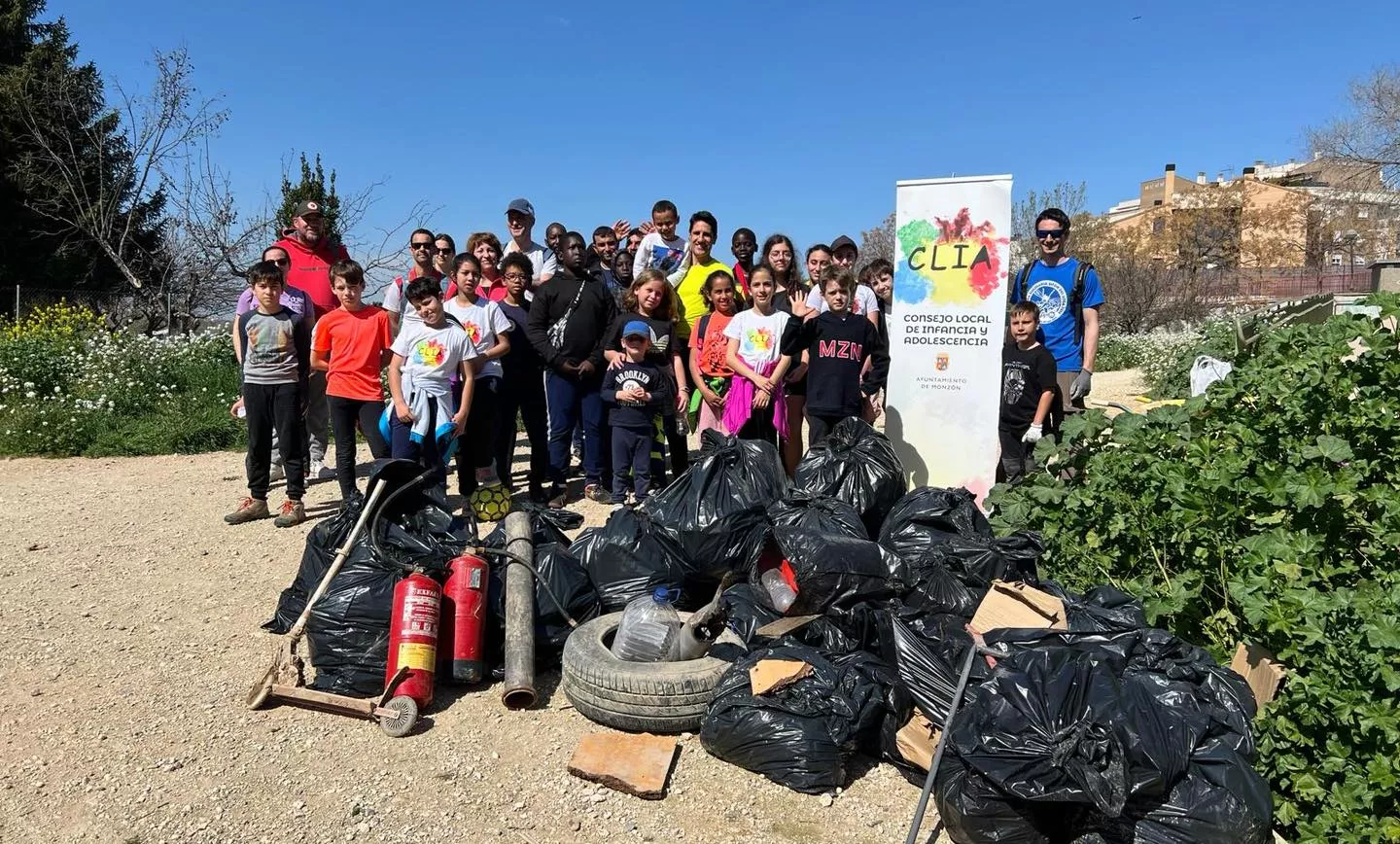 Los participantes en la limpieza del río Sosa en Monzón se sorprendieron con algunos de los objetos hallados.