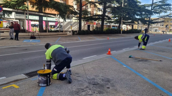 Delimitando las zonas para los puestos del mercadillo. Foto Myriam Martínez Delimitando las zonas para los puestos del mercadillo. Foto Myriam Martínez