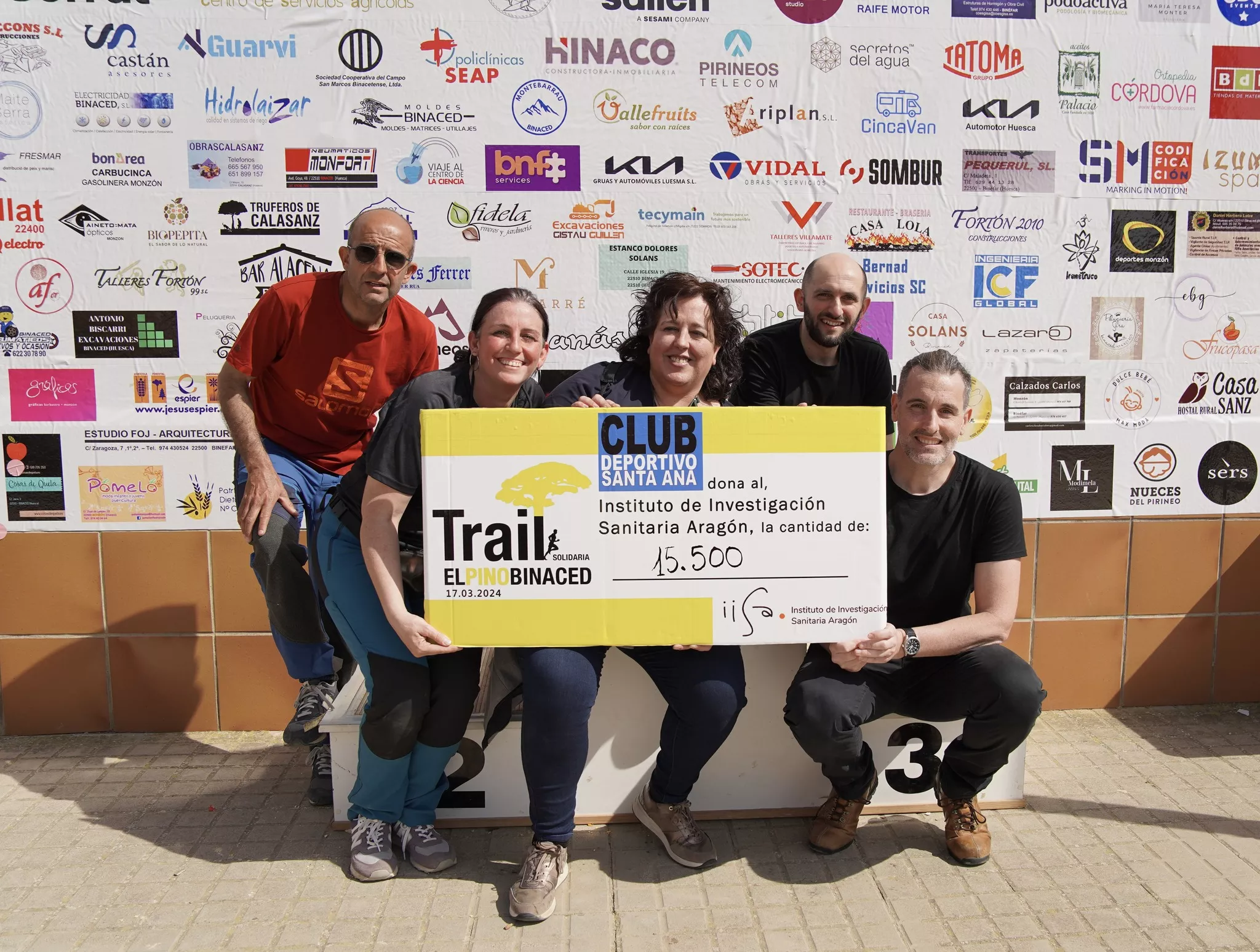 El cheque solidario entregado al Instituto de Investigación Sanitaria de Aragón.