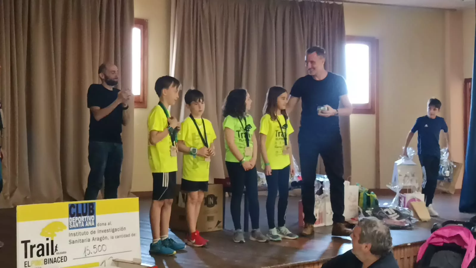 Reconocimiento a los niños del CRA Binaced por la elaboración de pulseras.