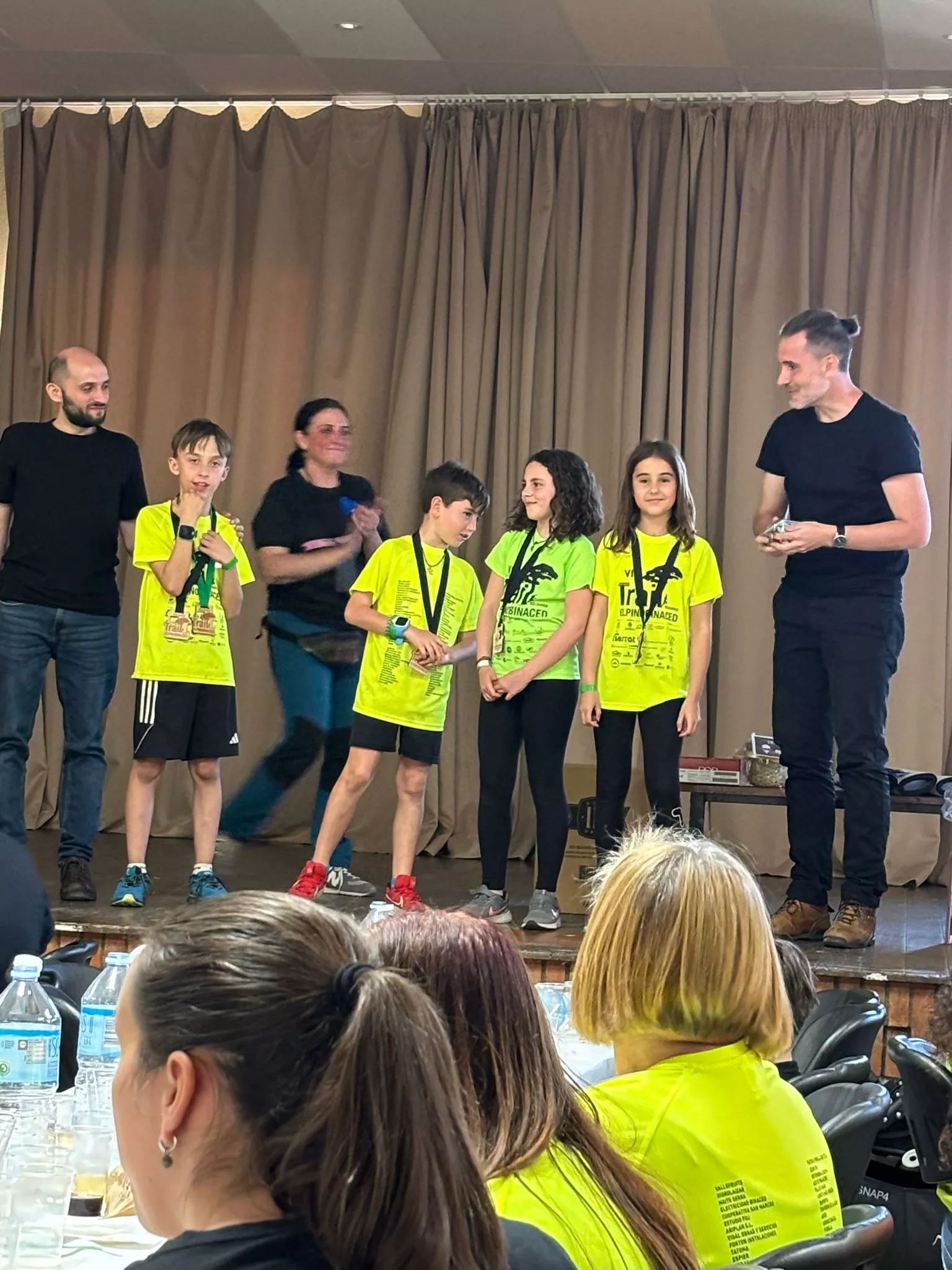 Reconocimiento a los niños del CRA Binaced por la elaboración de pulseras.