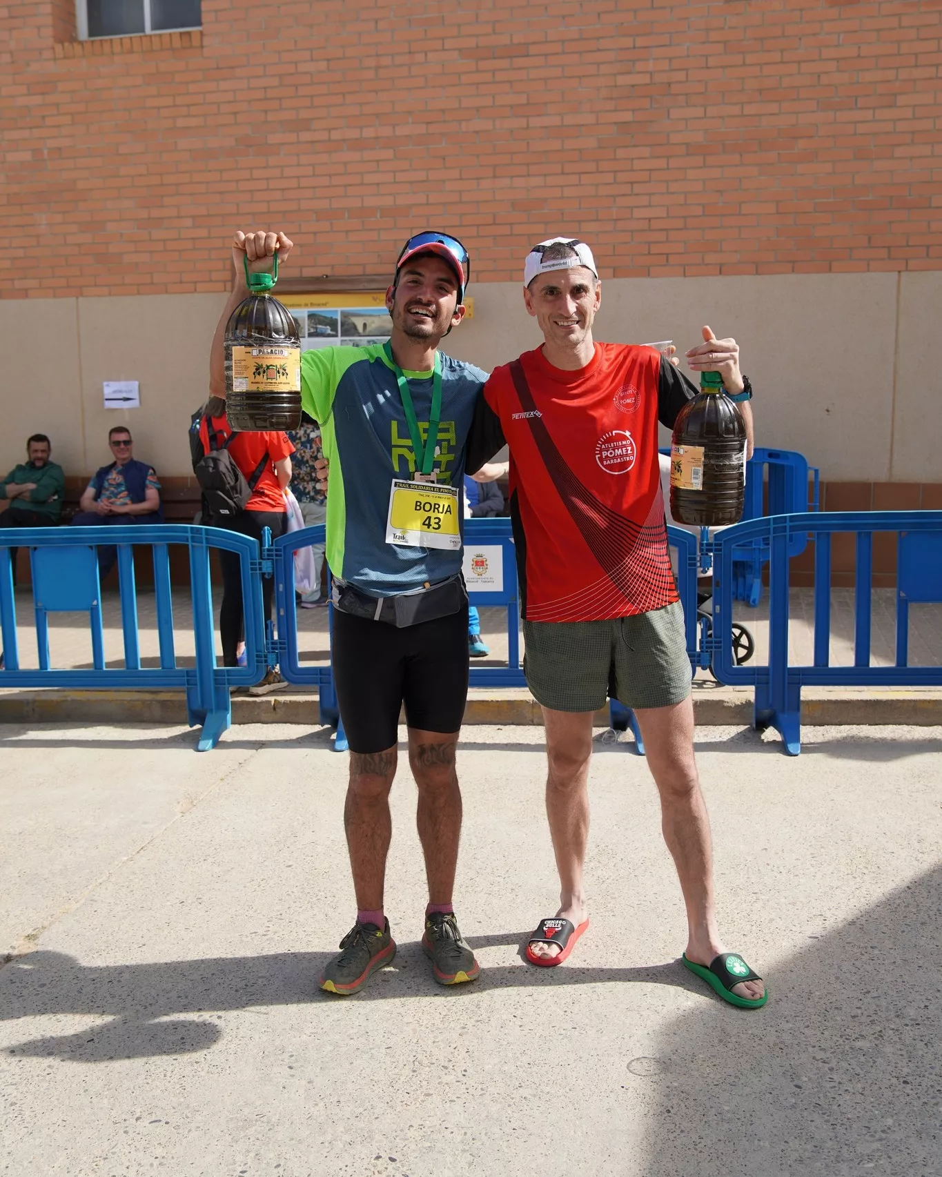 Los dos corredores que llegaron a meta con garrafas de aceite