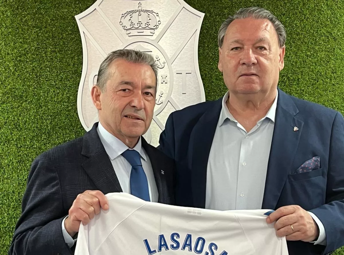 Agustín Lasaosa, homenajeado en su visita a Tenerife